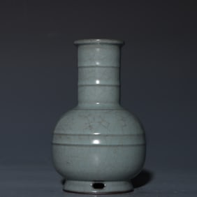 An Exquisite Guan yao Vase