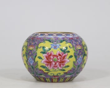 An Exquisite Famille-Rose Lotus Pattern Brush Washer