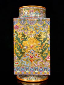 An Exquisite Famille-Rose Dragon Pattern Lotus Pattern Vase