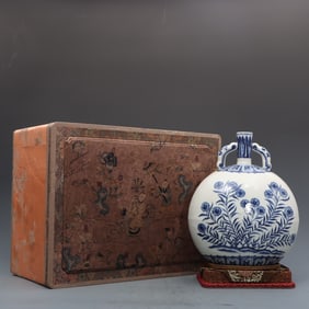 An Exquisite Blue and White Flower Pattern Double-Ears Vase