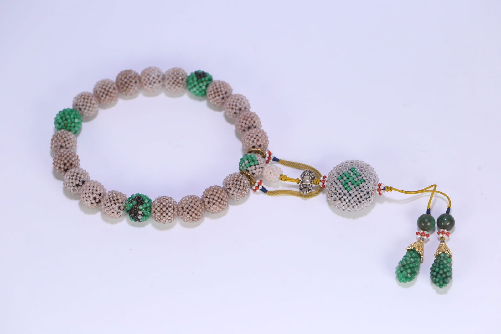 An Exquisite Crystal Jadeite Bracelets: An Exquisite Crystal Jadeite Bracelets Qing Dynasty, China Size:0.6in Weight:89.4g水晶翡翠辑米珠十八籽手持 中国ę