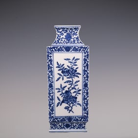 An Exquisite Blue and White Lotus Pattern Flower and Fruit Pattern Vase