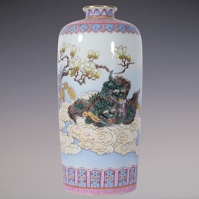 An Exquisite Enamel Lion Pattern Flower Pattern Vase