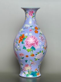 An Exquisite Enamel Flower Pattern Vase