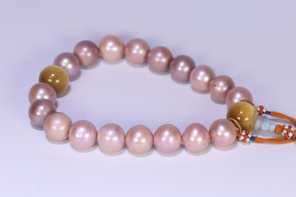 An Exquisite Pearl Bracelets