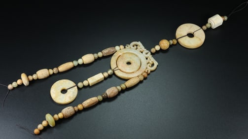 An Exquisite White Jade Dragon Pattern Pendant