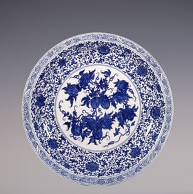 An Exquisite Blue and White Lotus Pattern Flower and Fruit Pattern Plate