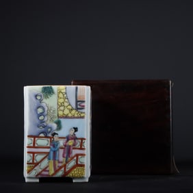 An Exquisite Famille-Rose Character and Story Pattern Brush Pot