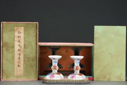 A Pair of Exquisite Famille-Rose Flower Pattern ?