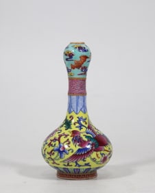 An Exquisite Famille-Rose Lotus Pattern Phoenix Pattern Vase