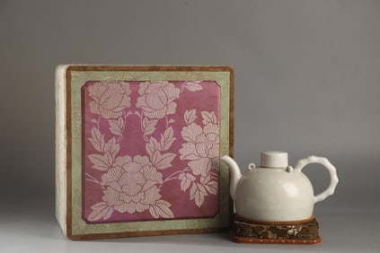 An Exquisite Sweet white glaze Teapot