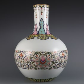 An Exquisite Famille-Rose Lotus Pattern Vase