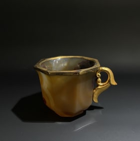 An Exquisite Agate Cover with Gold Cup