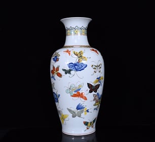 A Huge Famille-Rose Butterfly Pattern Vase
