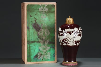 A Huge Red Glazed Hornwort Pattern Bottle