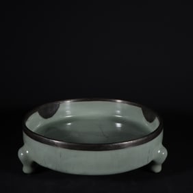 An Exquisite Guan yao Celadon Glazed Tripod Plate