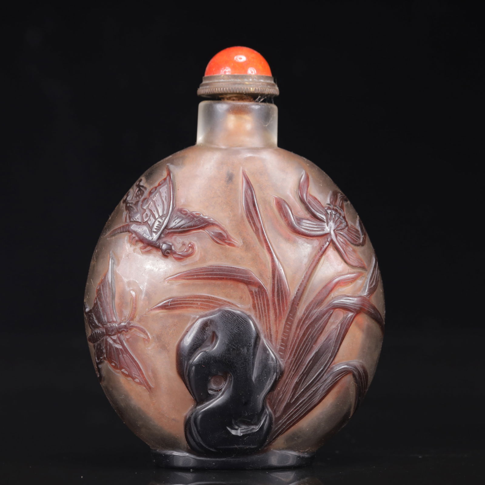 An Exquisite Glass Lotus Leaf Butterfly Pattern Snuff Bottle (1 of 8)