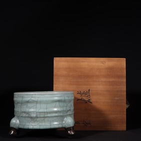 An Exquisite Guan yao Celadon Glazed Tripod Censer