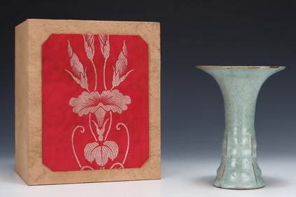 An Exquisite Guan yao Vase