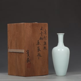 An Exquisite Sky Blue Glazed Vase
