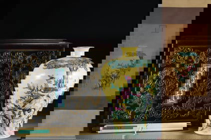 A Huge Yellow Ground Famille-Rose Painted Gold Flower and Bird Pattern Vase,with Vertical Scroll