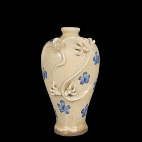 An Exquisite Blue and White Flower Pattern Vase