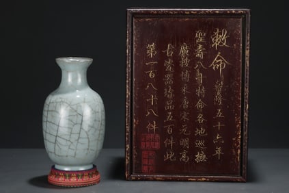 An Exquisite Guan yao Vase