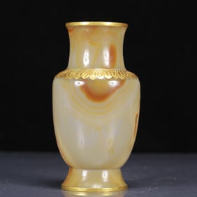 An Exquisite Agate Cover with Gold Vase