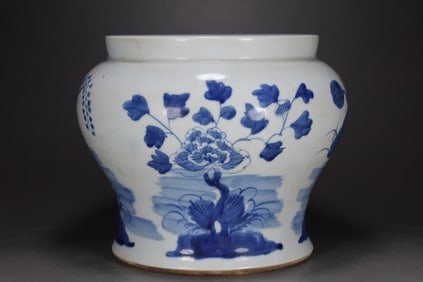 An Exquisite Blue and White Flower Pattern Vase