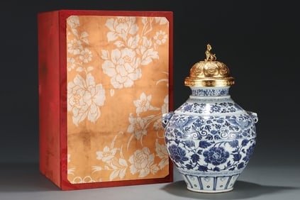 A Huge Blue and White Flower and Bird Pattern Beast-Ears Jar with Cover