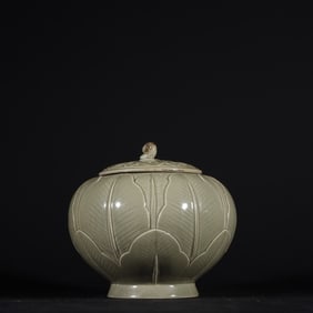 An Exquisite Yue yao Flower Pattern with Cover Jar