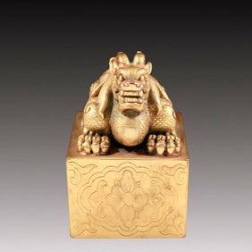 An exquisite gilt bronze dragon seal