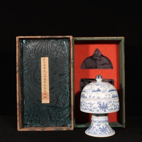 An Exquisite Blue and White Character and Story Pattern Stem with Cover Jar