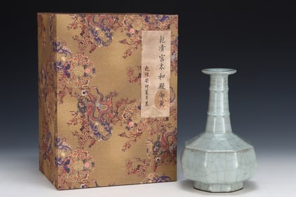An Exquisite Guan yao Vase