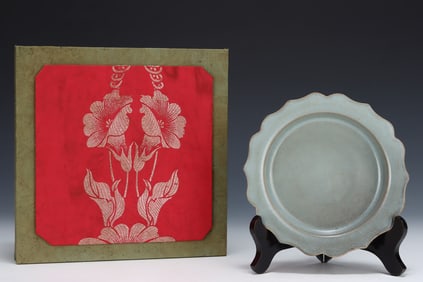 An Exquisite Guan yao Plate