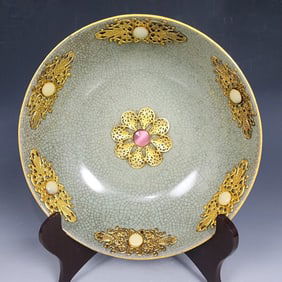 An Exquisite Ru yao Inlaid Gilt Flower Pattern Bowl,Inlaid Gems