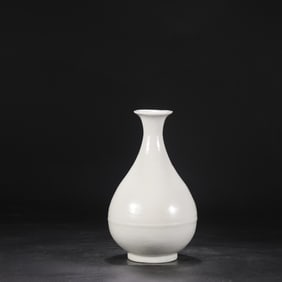 An Exquisite White Glazed Vase