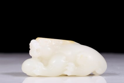 An exquisite white jade auspicious animal ornament
