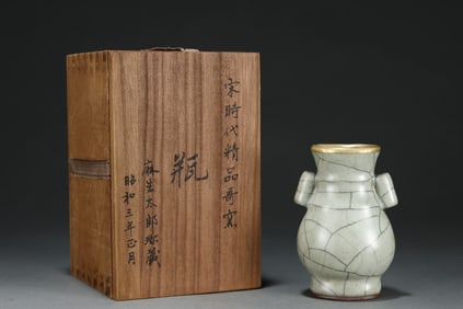 An Exquisite Ge yao Painted Gold Double-Ears Vase