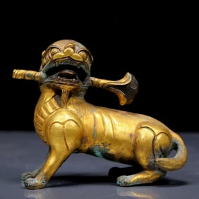 An Exquisite Gilt Bronze Auspicious Beast Ornament