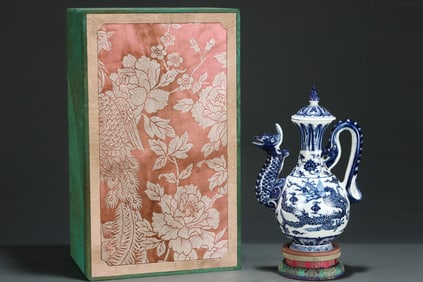 An Exquisite Blue and White Dragon Pattern Ewer