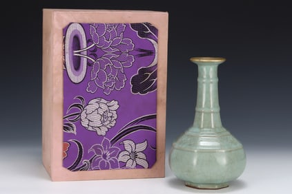 An Exquisite Guan yao Vase,With an Imperial Poem by Emperor Qianlong