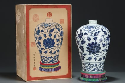 An Exquisite Blue and White Lotus Pattern Vase