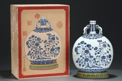 An Exquisite Blue and White Flower Pattern Double-Ears Vase