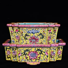 A Precious Enamel Painted Gold Flower Pattern Flowerpot