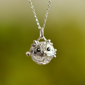 An Exquisite Sterling Silver Inlaid White Jade Necklace