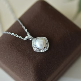 An Exquisite Sterling Silver Inlaid Pearl Necklace,Inlaid Diamond