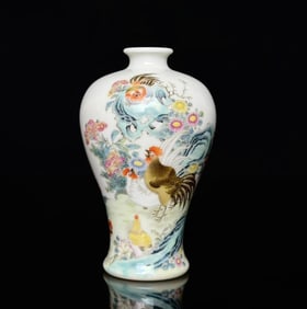 An Exquisite Famille-Rose Rooster Pattern Flower Pattern Vase