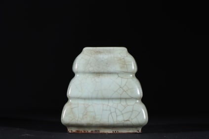 An Exquisite Guan yao Celadon Glazed Vase