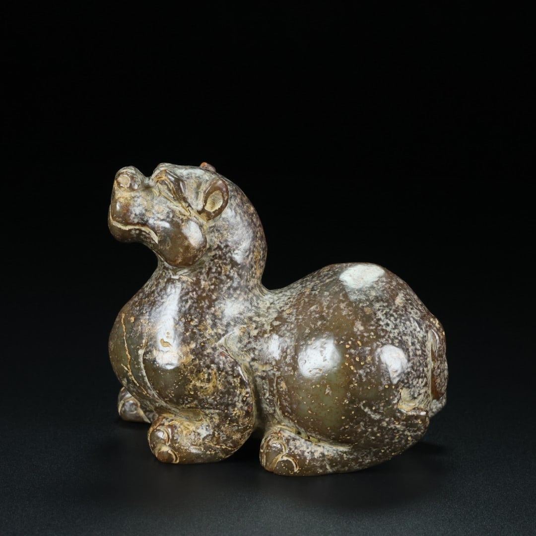 An Exquisite White Jade Auspicious Beast Ornament (1 of 9)